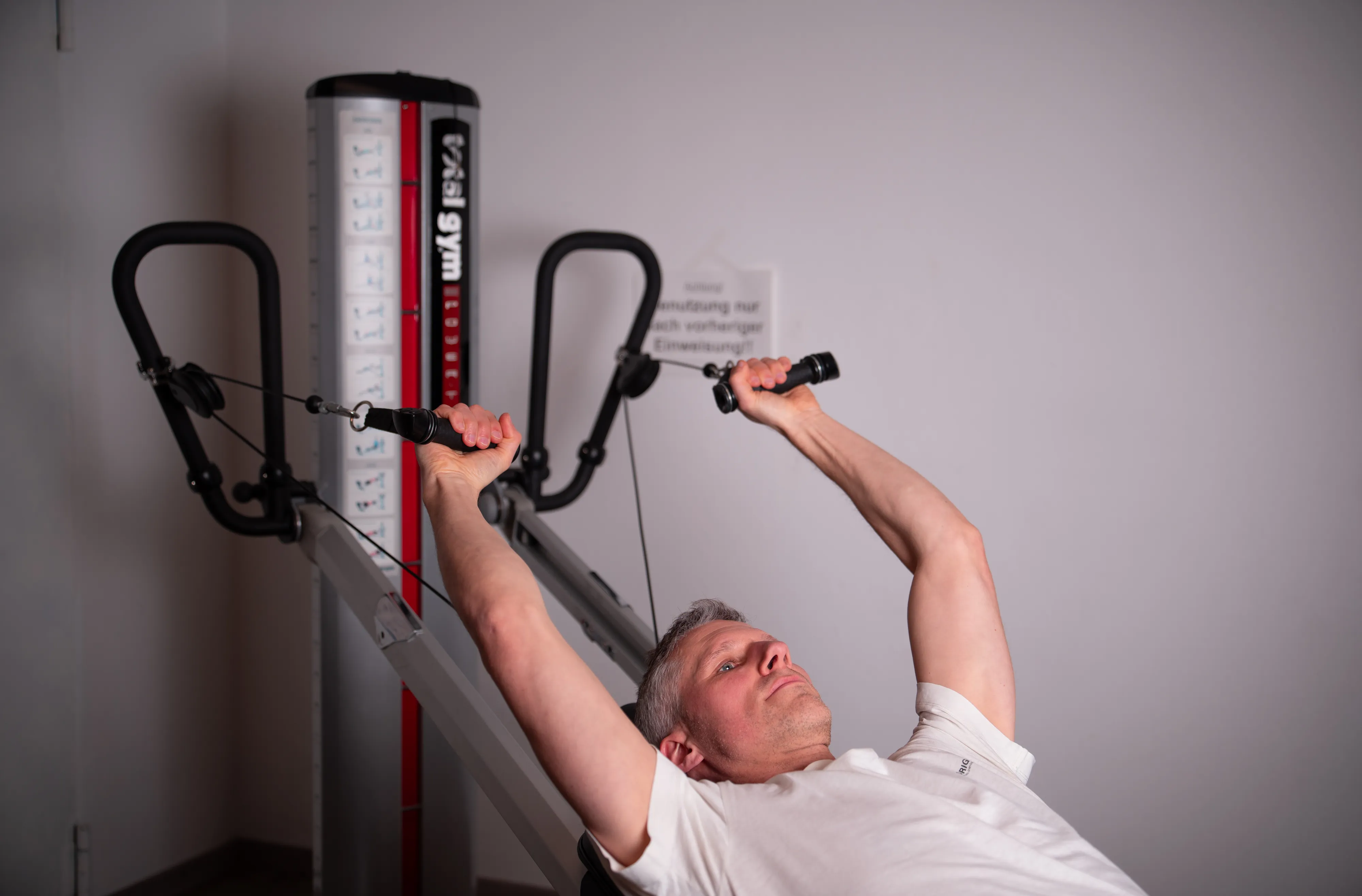Person trainiert liegend am Total Gym Gerät