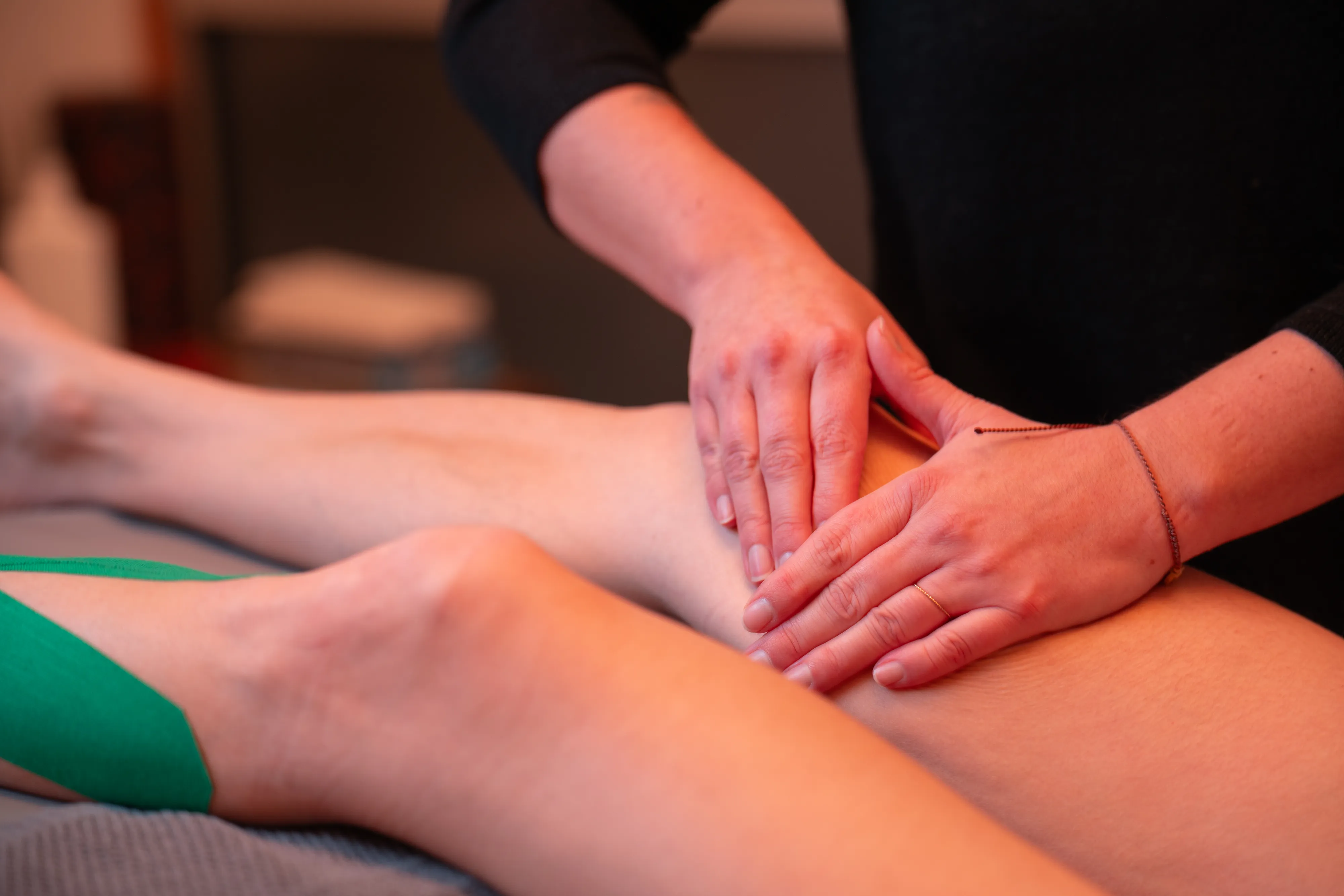 Manuelle Lymphdrainage am Oberschenkel