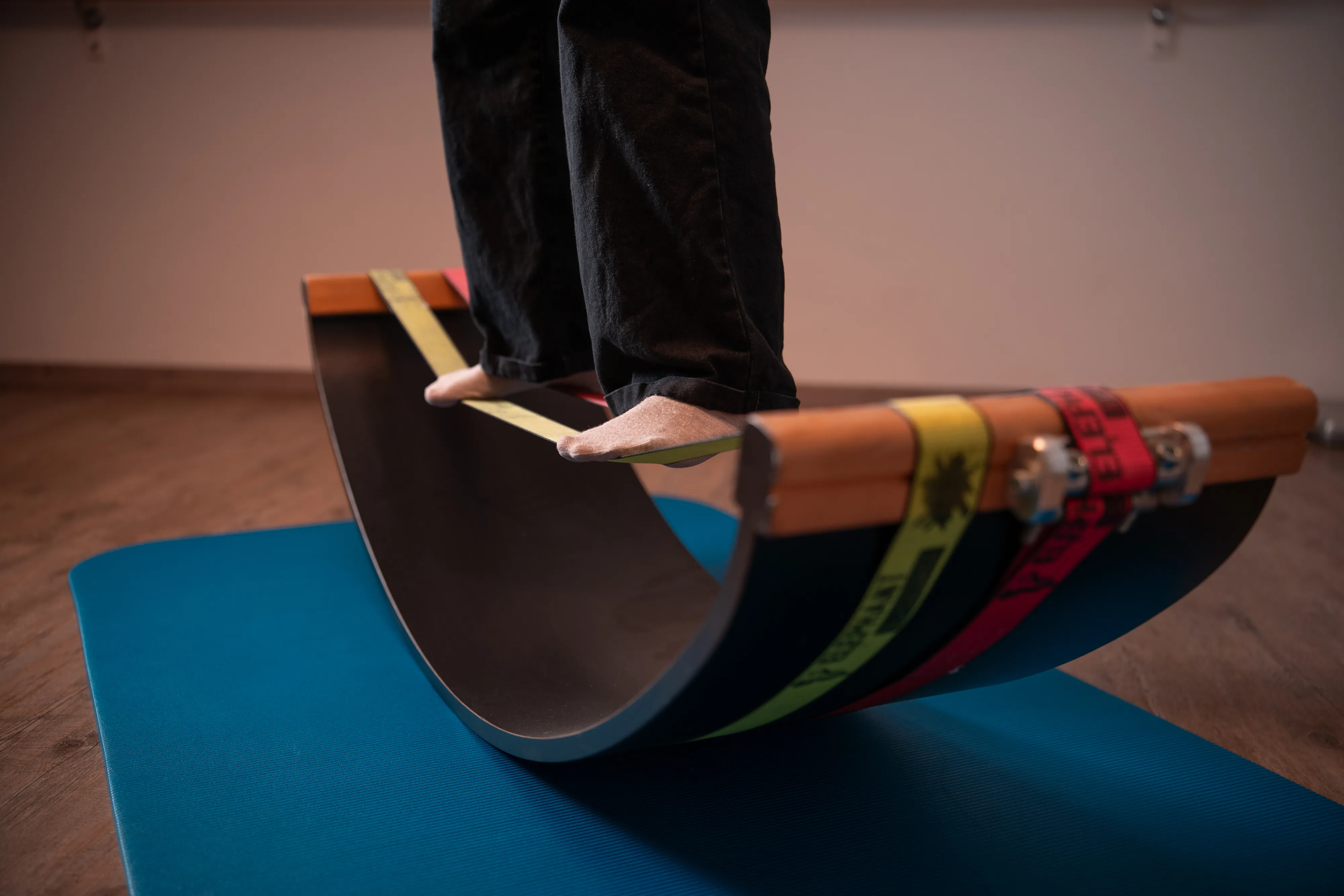 Person übt Gleichgewicht auf der Slackline