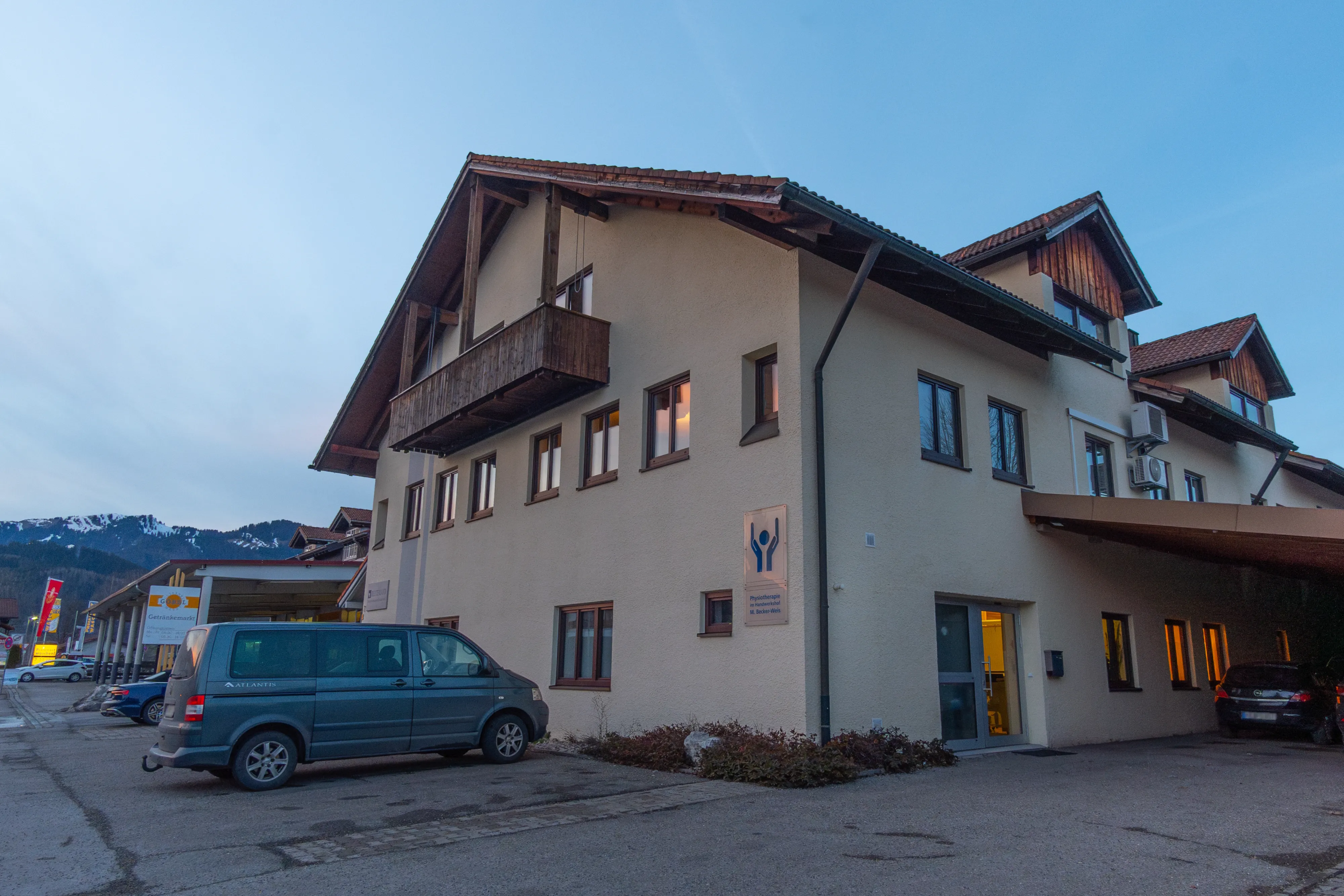 Außenansicht der Physiotherapiepraxis im Handwerkshof Sonthofen